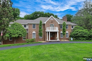 627 Kuliana Ct, Franklin Lakes, NJ 07417
