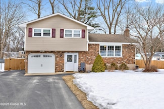 9 St Anna Ln, Schenectady, NY 12302