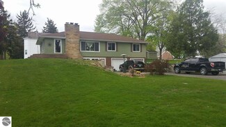 210 S 1st St, Edmore, MI 48829