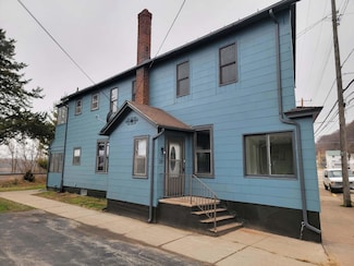 39 N Shore Dr, Fountain City, WI 54629