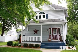 817 6th St, de Witt, IA 52742