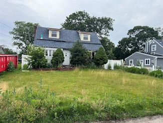 13 Hickory St, Central Islip, NY 11722