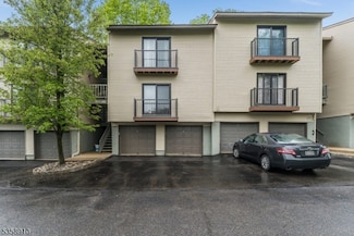 108 Spruce Hills Dr, Glen Gardner, NJ 08826