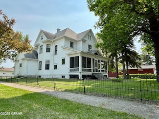 541 E 5th St, Neche, ND 58265