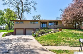 7815 Manderson Cir, Omaha, NE 68134
