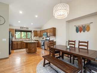 1816 Commonwealth Dr, Burnsville, MN 55337