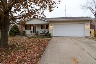 9 Timberview Dr, Bloomington, IL 61701