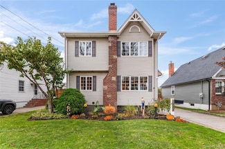 1041 N 4th St, New Hyde Park, NY 11040