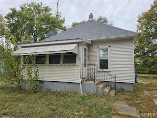 105 N West St, Stonington, IL 62567