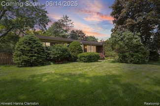 5045 Bronco Dr, Clarkston, MI 48346