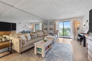 12 Pond Ln Unit 65, Arlington, MA 02474