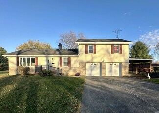 1920 N Pioneer Ln, Bloomington, IN 47404