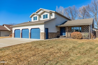 302 Stuttgart Dr, Bismarck, ND 58504