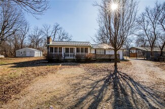 8213 E Brown Rd, Lowell, AR 72745