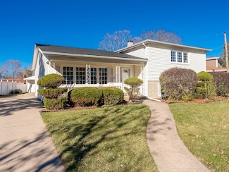 202 N Country Club Dr, Addison, IL 60101