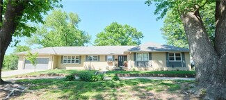 608 Sycamore Ln, Pittsburg, KS 66762