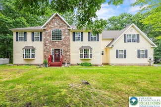 210 Swartsburo Dr, Tamiment, PA 18371