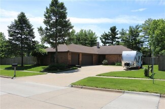 7924 Townsend Ave, Urbandale, IA 50322
