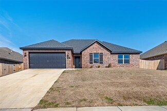 1013 Autumn Royal Ave, Lowell, AR 72745