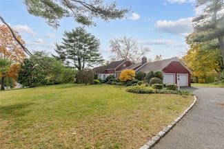 18 Lighthouse Rd, Great Neck, NY 11024