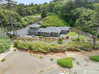 6 Diamond Dr, Aloha, WA 98571