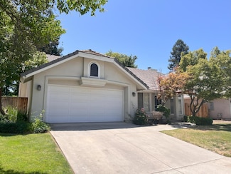 1247 E Le Parc Dr, Fresno, CA 93720
