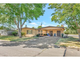 885 E 36th Place, Eugene, OR 97405