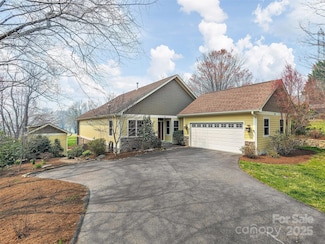 40 Overlook Cottage Ln, Etowah, NC 28729