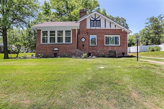 705 N Hills Dr, Saint Louis, MO 63121
