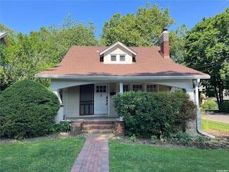 25 Willow Ave, Huntington, NY 11743