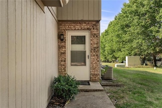 122 NE Greystone Dr, Lees Summit, MO 64086