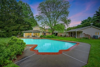 938 Meadow Cir, Bethlehem, PA 18017