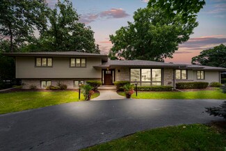 29 Sheffield Ln, Oak Brook, IL 60523