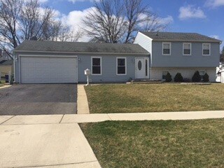 120 N Braintree Dr, Schaumburg, IL 60194