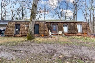 9405 Spicer Rd, Brighton, MI 48116