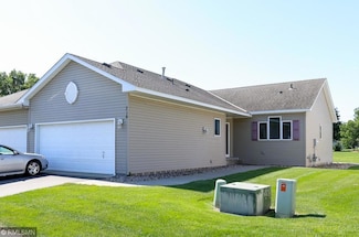 716 Regent Dr, Shakopee, MN 55379