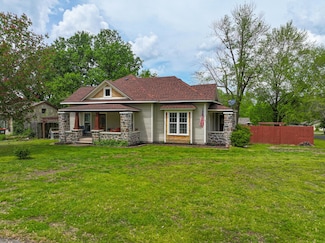217 E 7th St, Grove, OK 74344