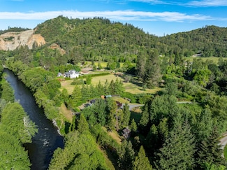8422 New Hope Rd, Grants Pass, OR 97527