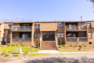 121 Sharon Garden Ct, Woodbridge, NJ 07095