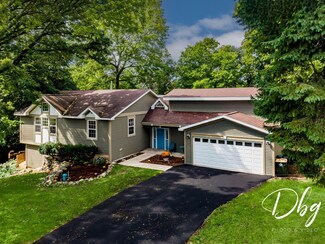 38584 N Lincoln Ave, Spring Grove, IL 60081