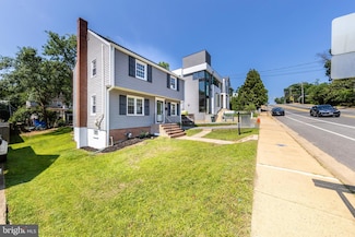 2822 Lorcom Ln, Arlington, VA 22207