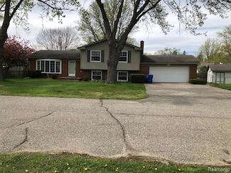 5510 Berkley Dr, Waterford, MI 48327