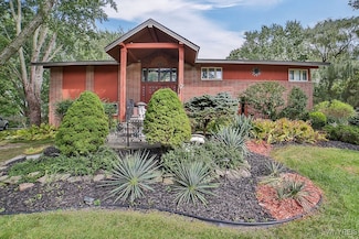 9244 Valley Stream Rd, Clarence, NY 14031