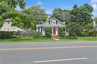 111 Little East Neck Rd, Babylon, NY 11702