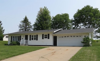 1807 Swagosa Dr, Maquoketa, IA 52060