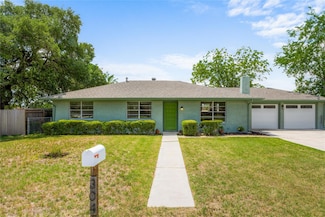 304 W Bee St, Lockhart, TX 78644