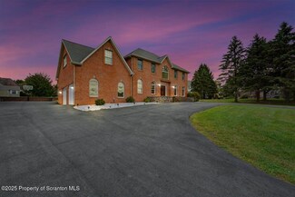 105 Crossgate Dr, South Abington Township, PA 18411