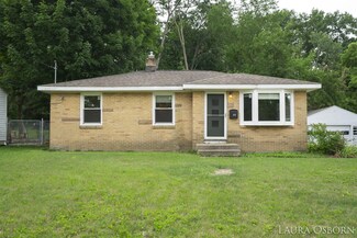 678 Kendalwood St NE, Grand Rapids, MI 49505