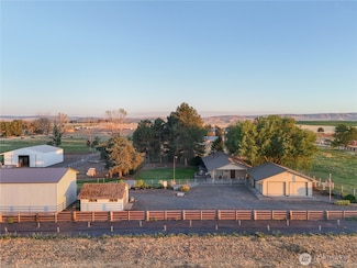 1135 Locher Rd, Touchet, WA 99360