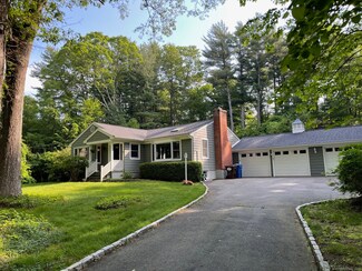 15 Hallsey Ln, Woodbridge, CT 06525
